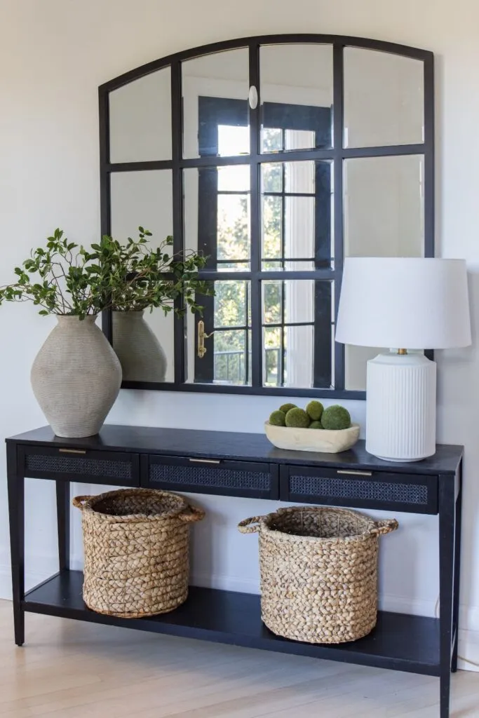 Arched Manor Entry Table Decor Ideas
